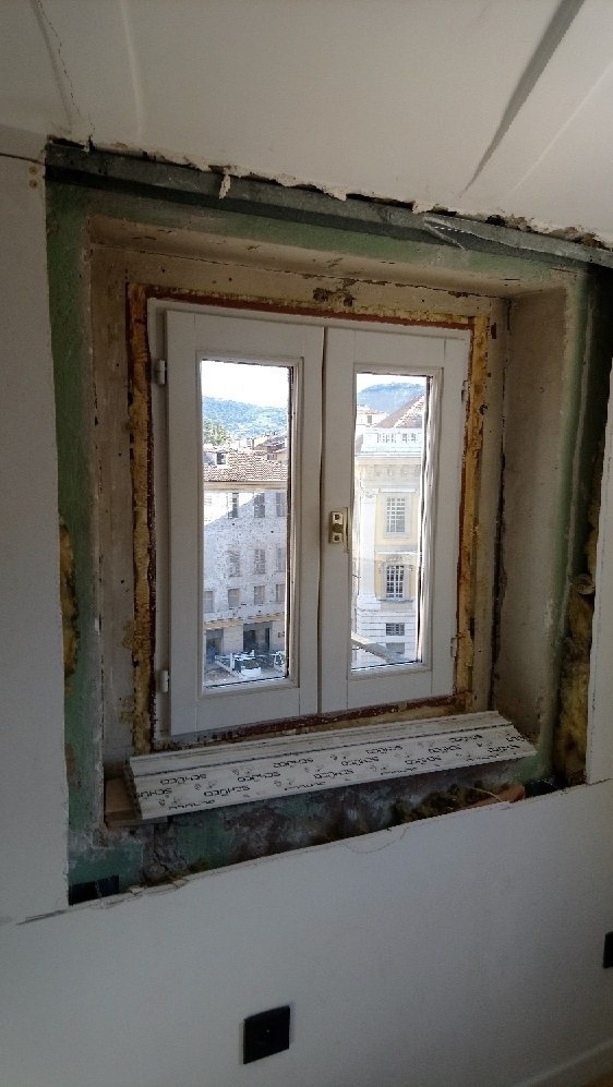 L'ancienne fenêtre, une rénovation sous-dimensionnée.