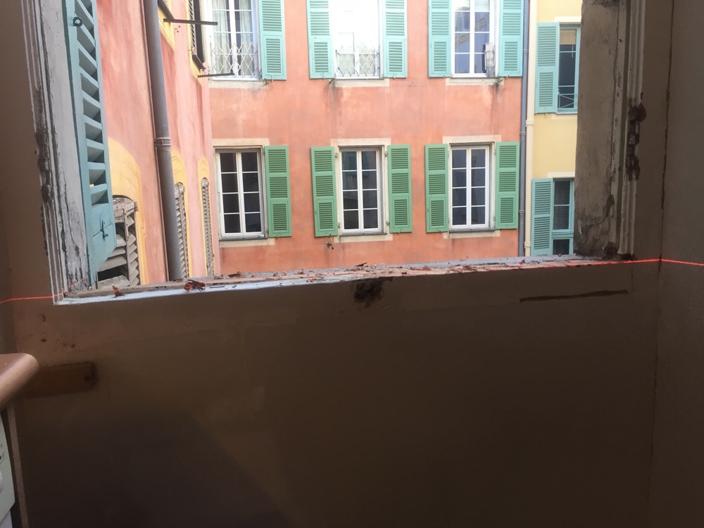 Pose en rénovation, toujours dans le vieux-Nice.