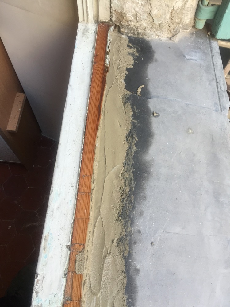 Une fois réparé avec du ciment pose de la nouvelle fenêtre.