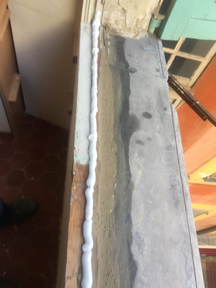 Sur un cordon de silicone.