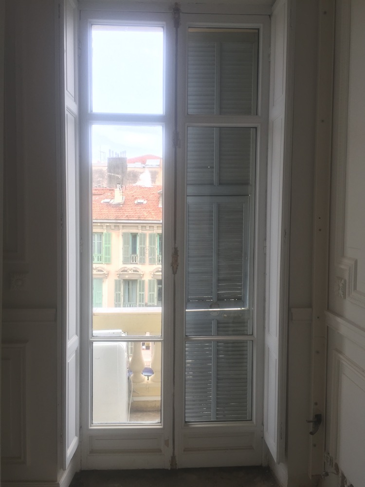 AVANT. Plus de travail, plus de poussière mais moins de perte de lumière.