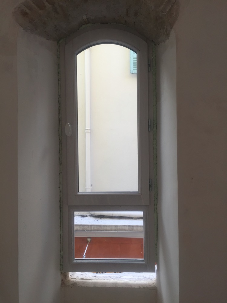 Fenêtre à un vantail à cintre surbaissé modèle Estilou pose neuve.