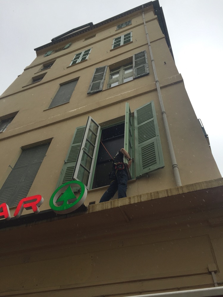 C'est à dire ouvrant sur l'extérieur, du coup la pose est plus acrobatique.